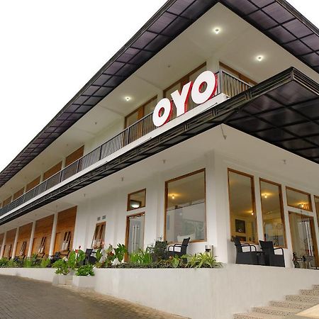 Oyo 446 Hotel Kawi Surapatha Malang Esterno foto