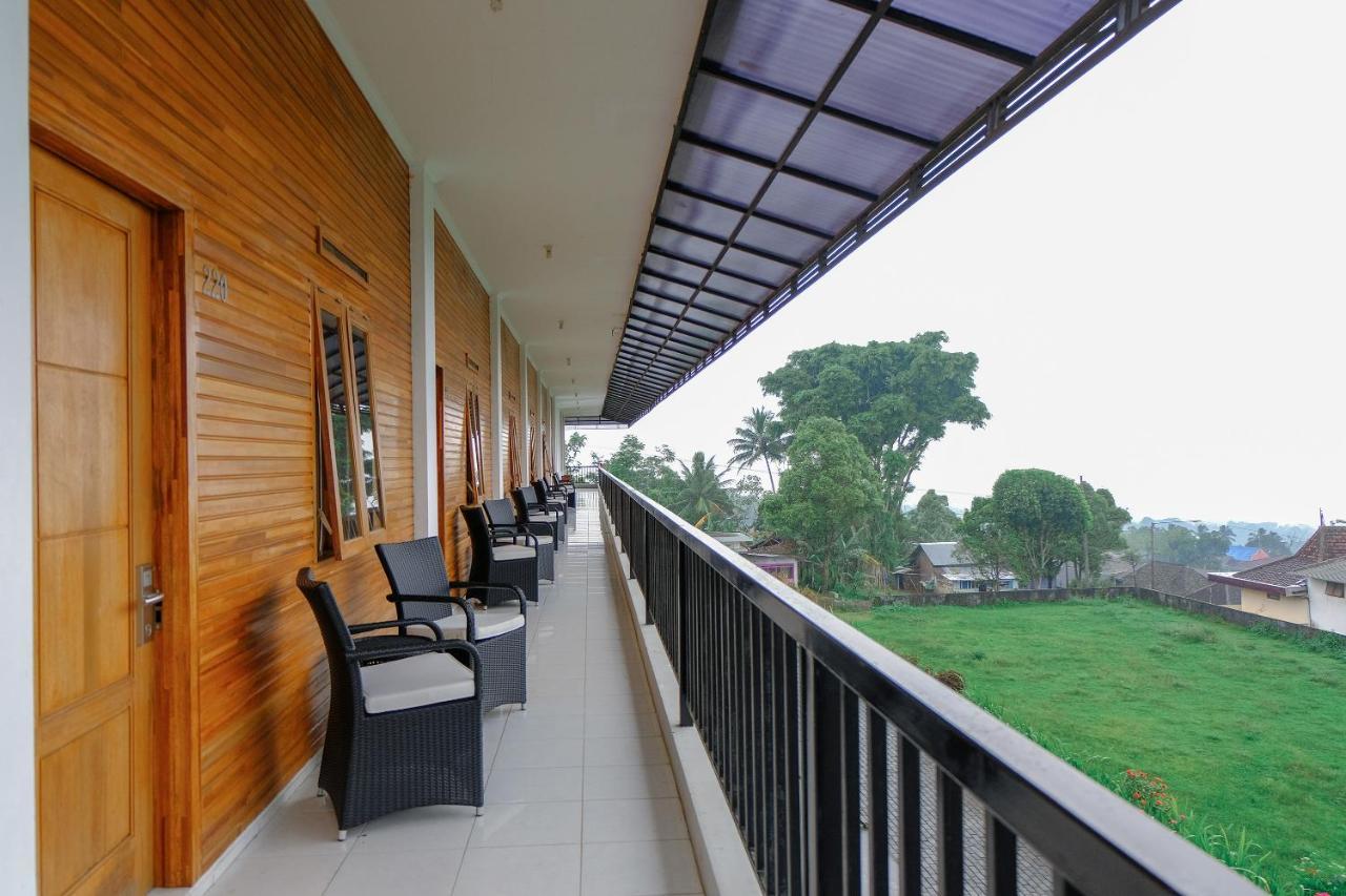Oyo 446 Hotel Kawi Surapatha Malang Esterno foto