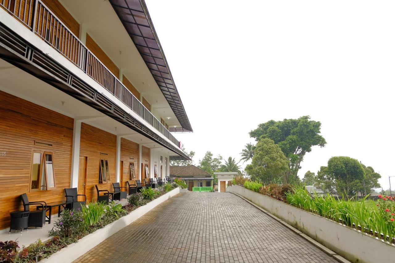 Oyo 446 Hotel Kawi Surapatha Malang Esterno foto